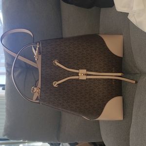 Michael Kors Medium Mercer Gallery Bucket Crossbody Bag in Pink/Dark Brown